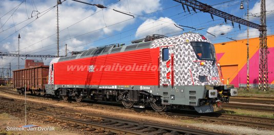První lokomotiva řady 102 DB míří do Velimi