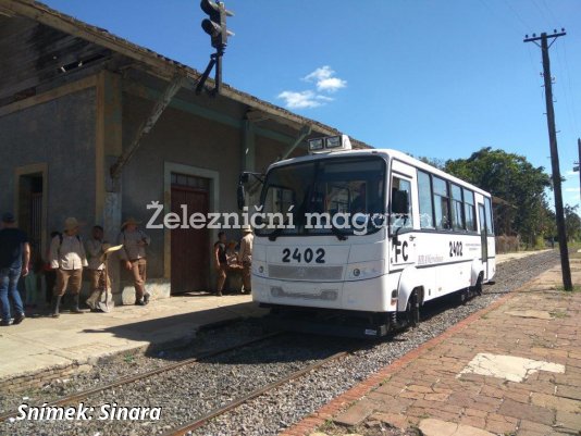 První kolejový autobus ze Sinary na Kubě